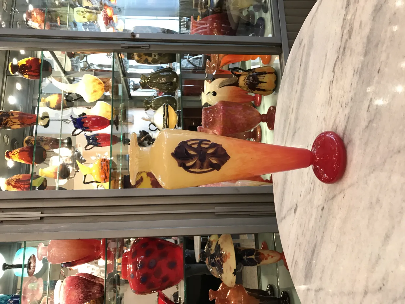 Vase en verre ancien signé avec un design artistique, cadre élégant