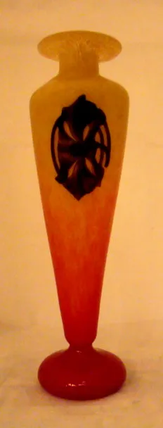 Vaso antiguo firmado Schneider en tonos amarillos y rojos.