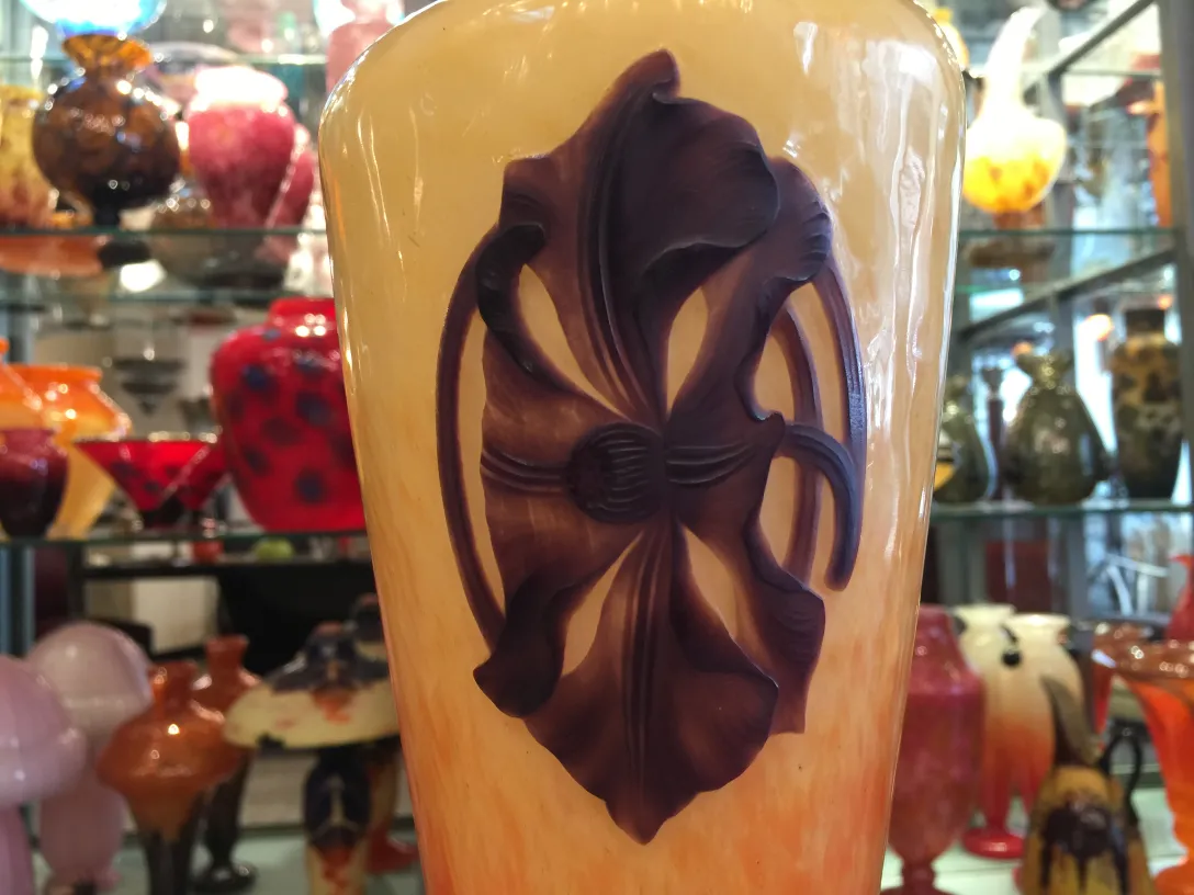 Beau verre signé Schneider avec motif floral en tons chauds, faisant partie d'une collection d'antiquités.