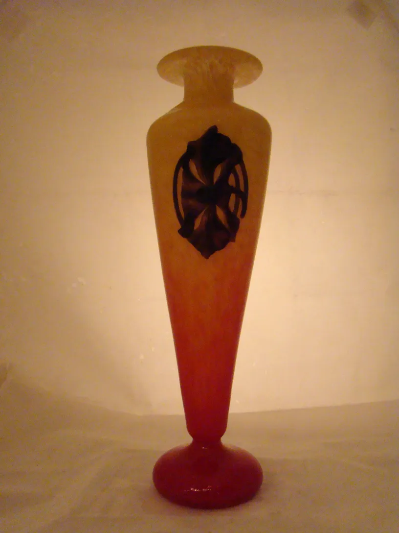 vase antigo com design distinto em cores quentes