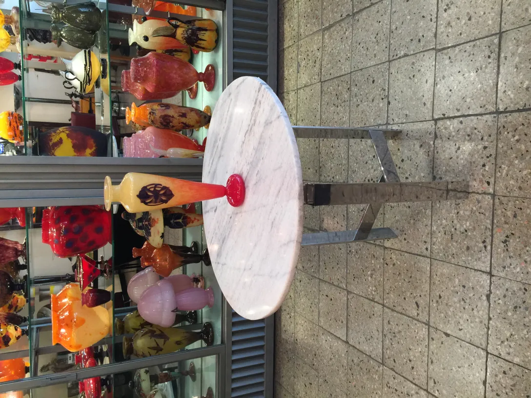 Vase ancien avec design détaillé et couleurs vives, cadre d'antiquités.