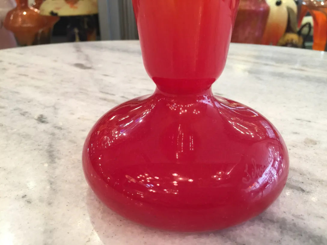 verre rouge avec base ronde, signé, pièce ancienne