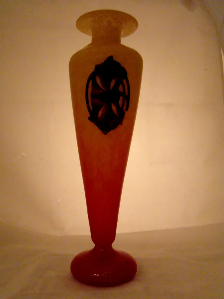 vase en verre signé par schneider avec des ornements noirs, dégradé de jaune à rouge