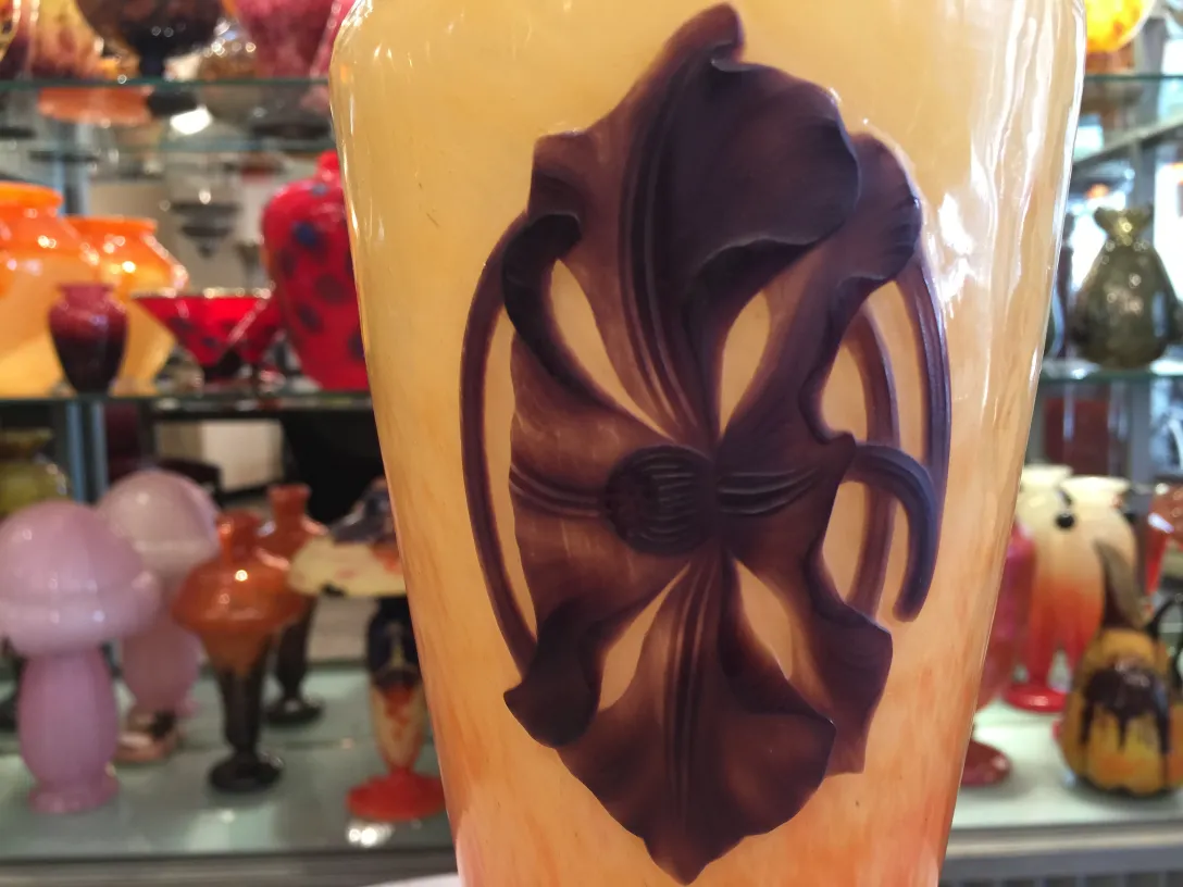 vase in vetro antico firmato da Schneider con design floreale