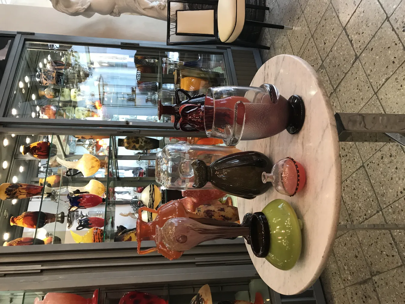 Altes signiertes Glas von Schneider in verschiedenen Farben, dekorativ