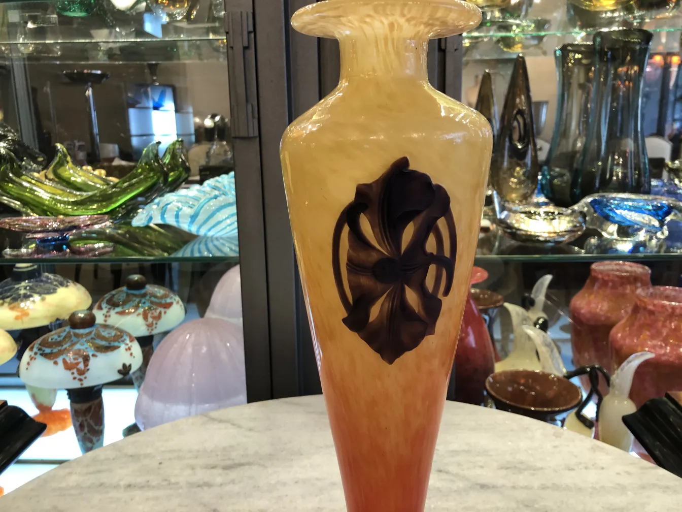 vase vintage élégant avec un design en tons chauds