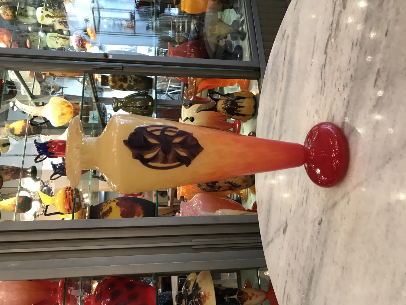 古老的施奈德签名玻璃，底座红色，带装饰图案。