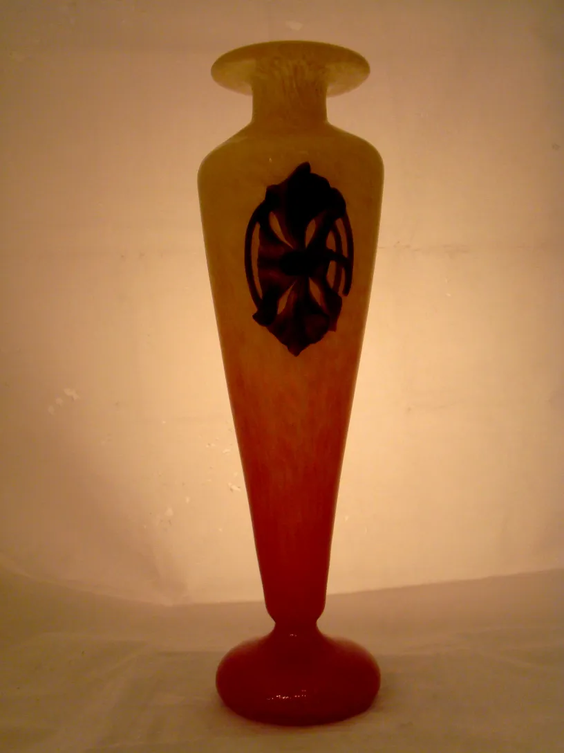 Антикварная ваза из стекла с характерным дизайном и подсветкой.