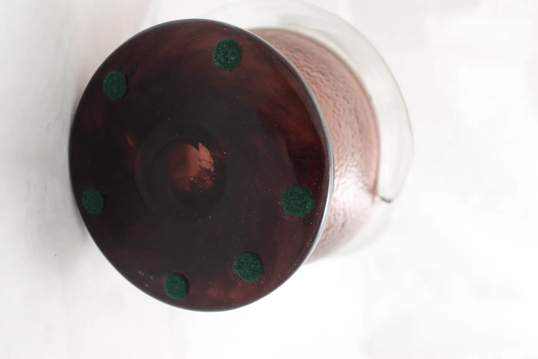 Signiertes Glas von Schneider, runde Basis, rosa Farbe.