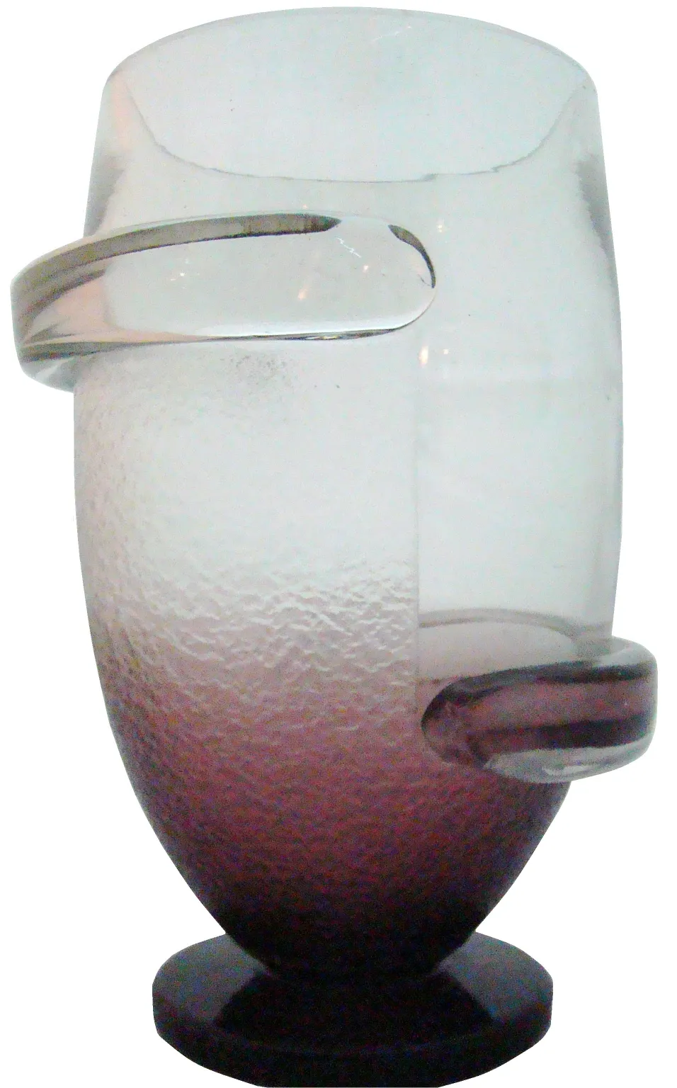 verre ancien avec finition lisse et détails subtils sur fond clair