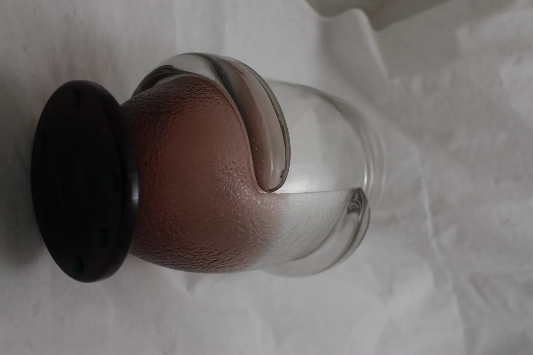 Signiertes Glas von Schneider mit einzigartigen Details und antikem Aussehen