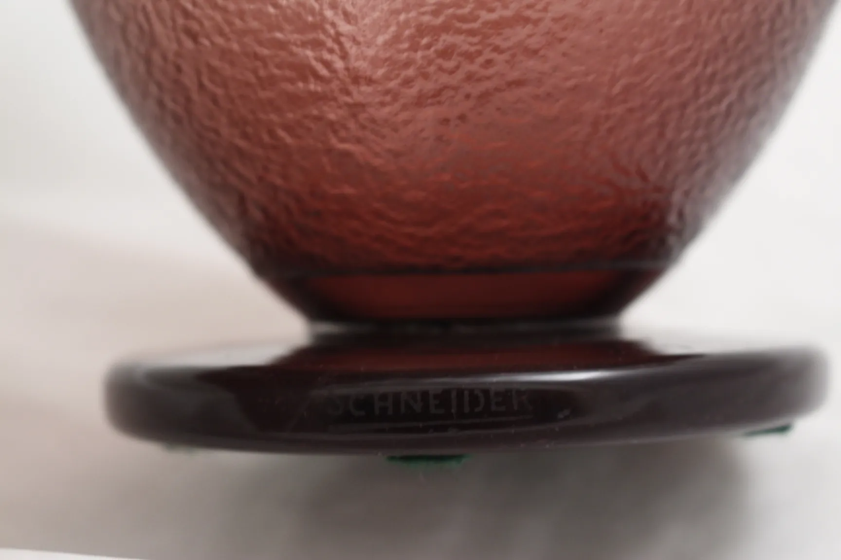 Verre signé ambré avec base décorative, Schneider.