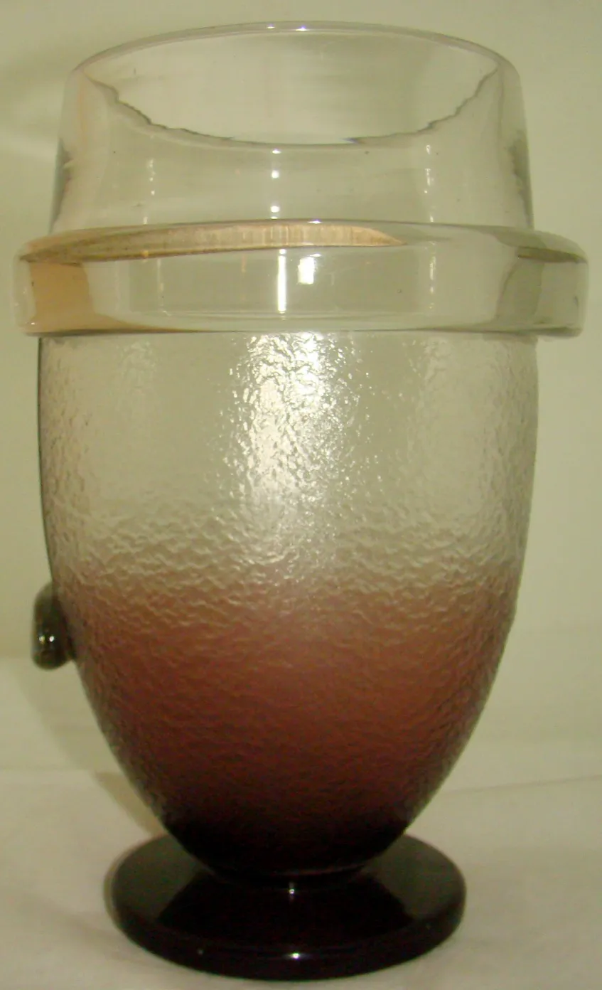 verre texturé avec base sombre, signé, pièce ancienne