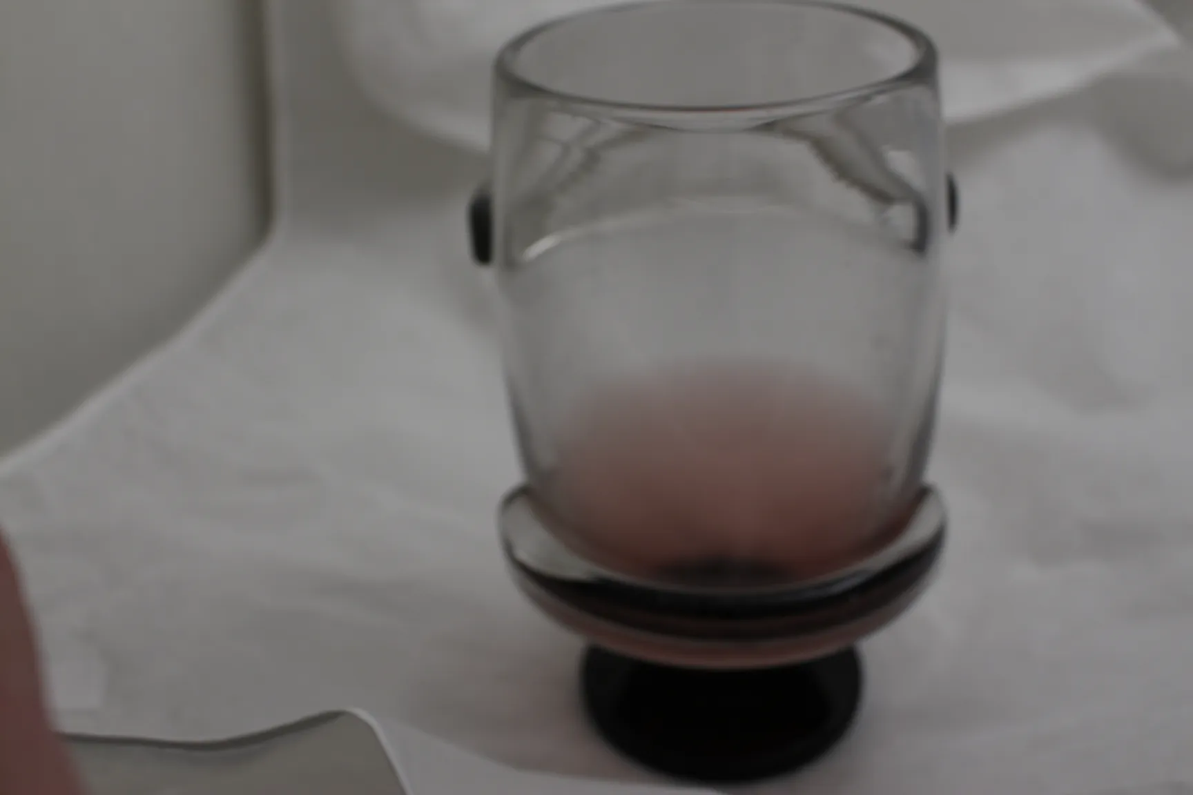 Verre signé de Schneider avec base noire, antiquité française.