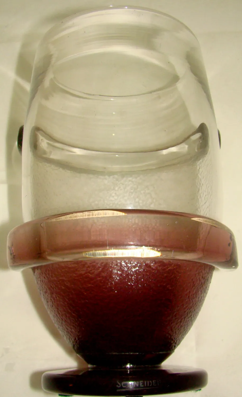 Verre signé ancien de Schneider en forme circulaire avec des détails rouges.