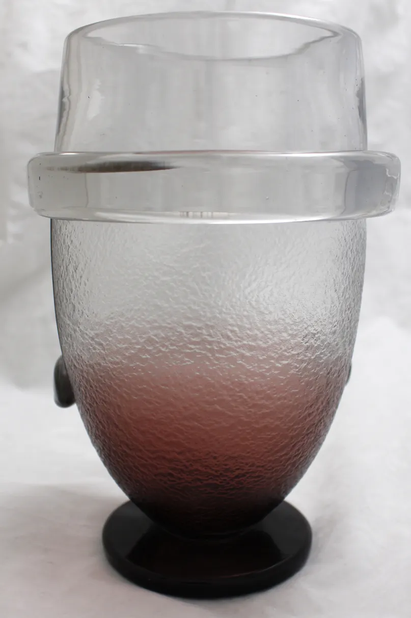 antik signiertes Glas von Schneider mit sanftem Design und Farbverlauf. Perfekt zur Dekoration.