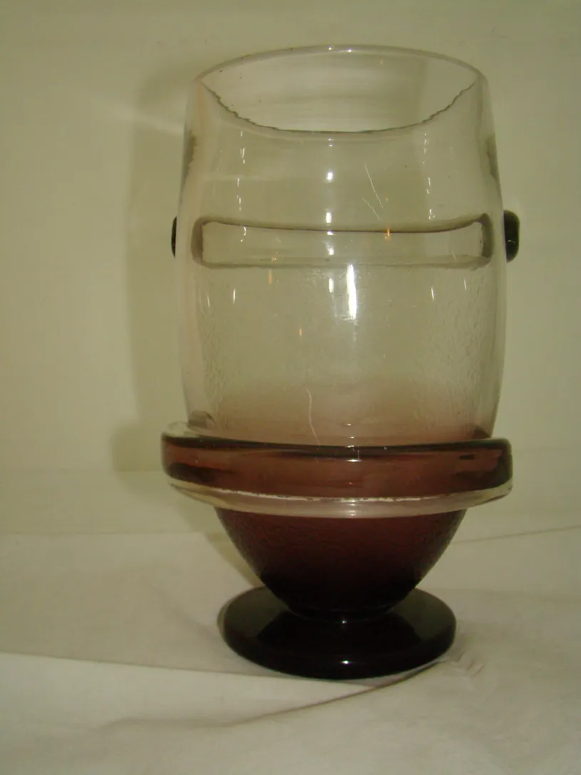 Vidro assinado Schneider, design elegante, antiguidade francesa com base escura.