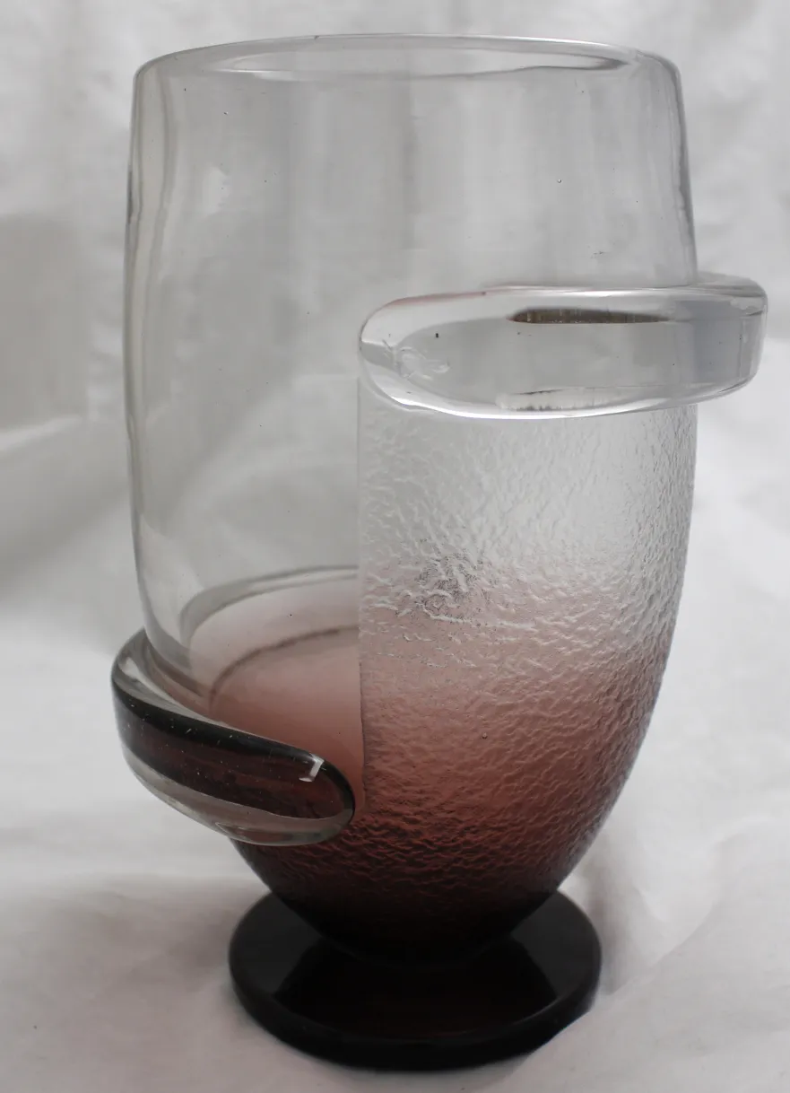 Verre signé de Schneider avec des détails uniques et une base solide.