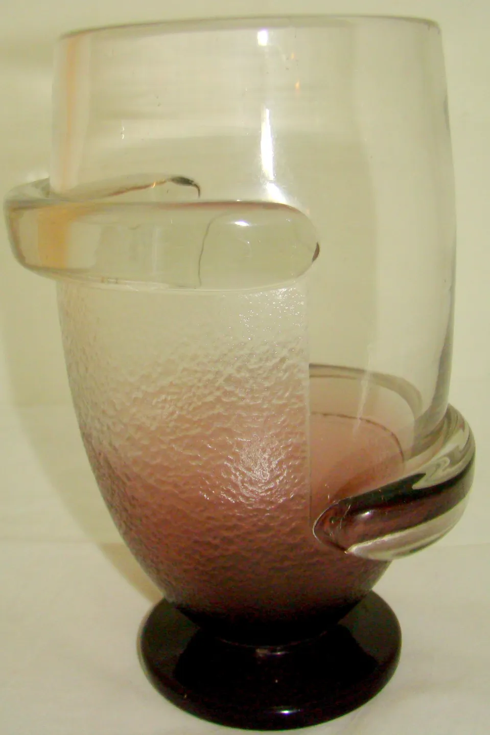 Verre ancien signé Schneider avec base sombre et design unique