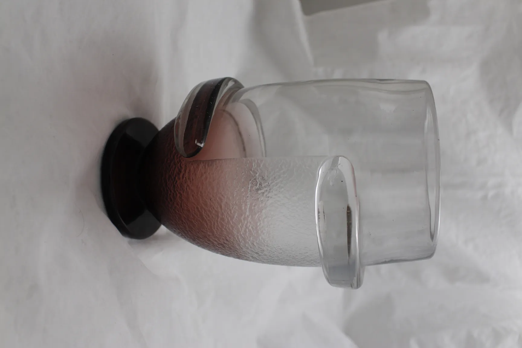 设计优雅的签名玻璃，深色底座，法国古董