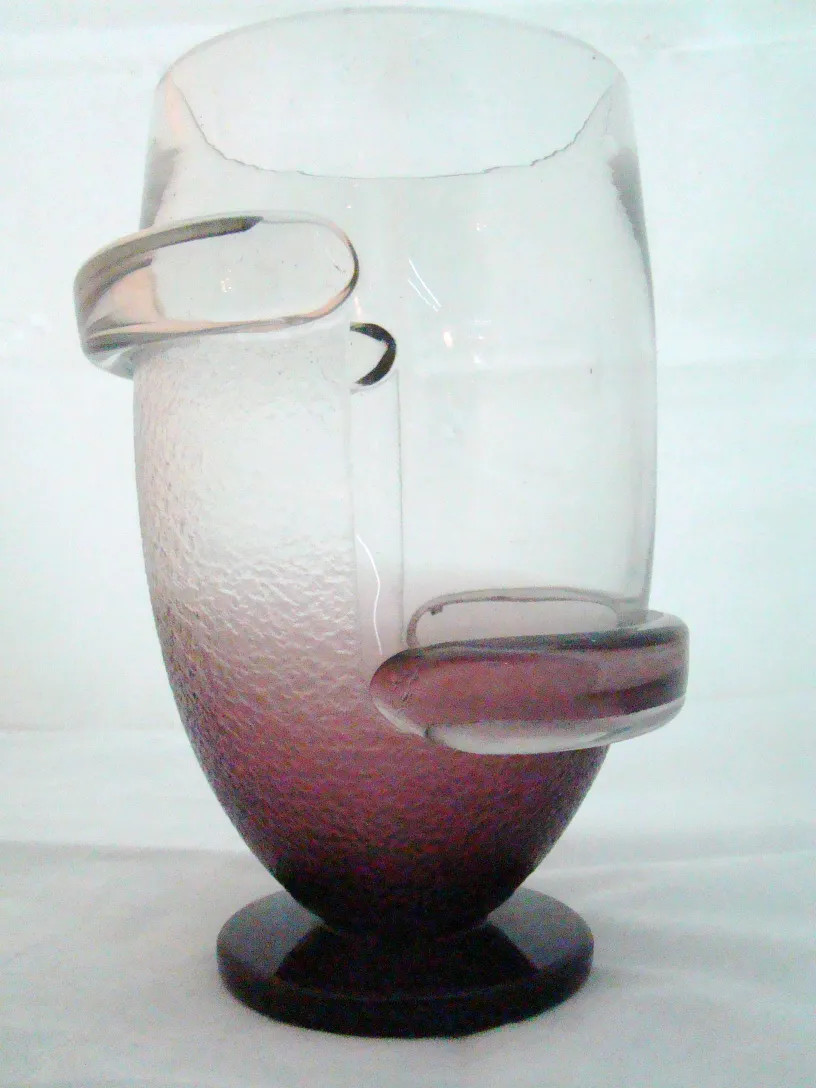 verre ancien signé avec design unique de Schneider