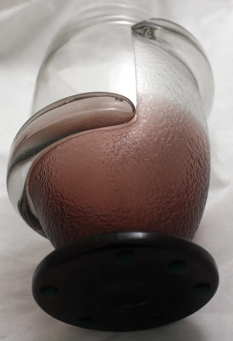 Vetro firmato Schneider con curve decorative e base nera