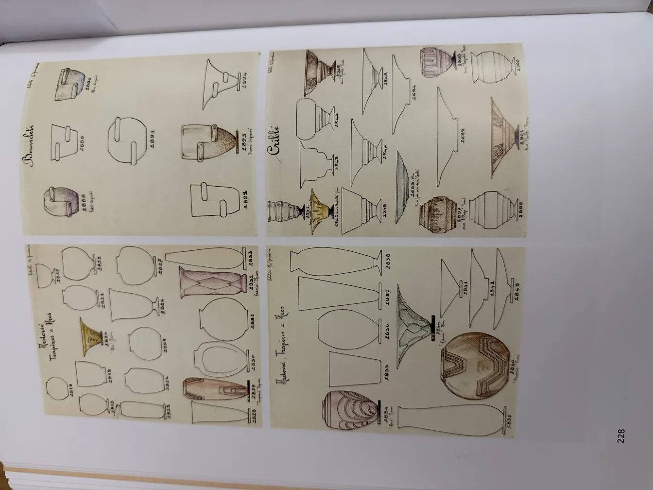 illustration-montre-variations-de-verre-signe-schneider-dans-un-contexte-d-antiquités