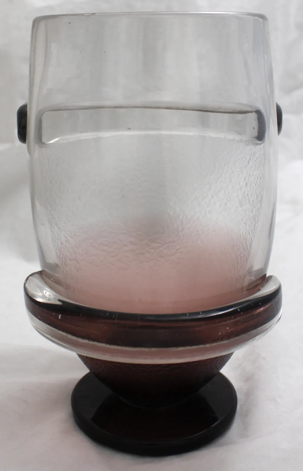 زجاج قديم يحمل توقيع شناكدر، طراز فرنسي، تفاصيل في القاعدة.