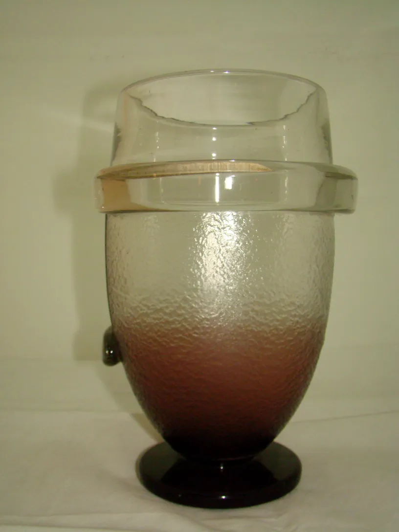 Verre ancien signé de Schneider avec un design aux teintes claires