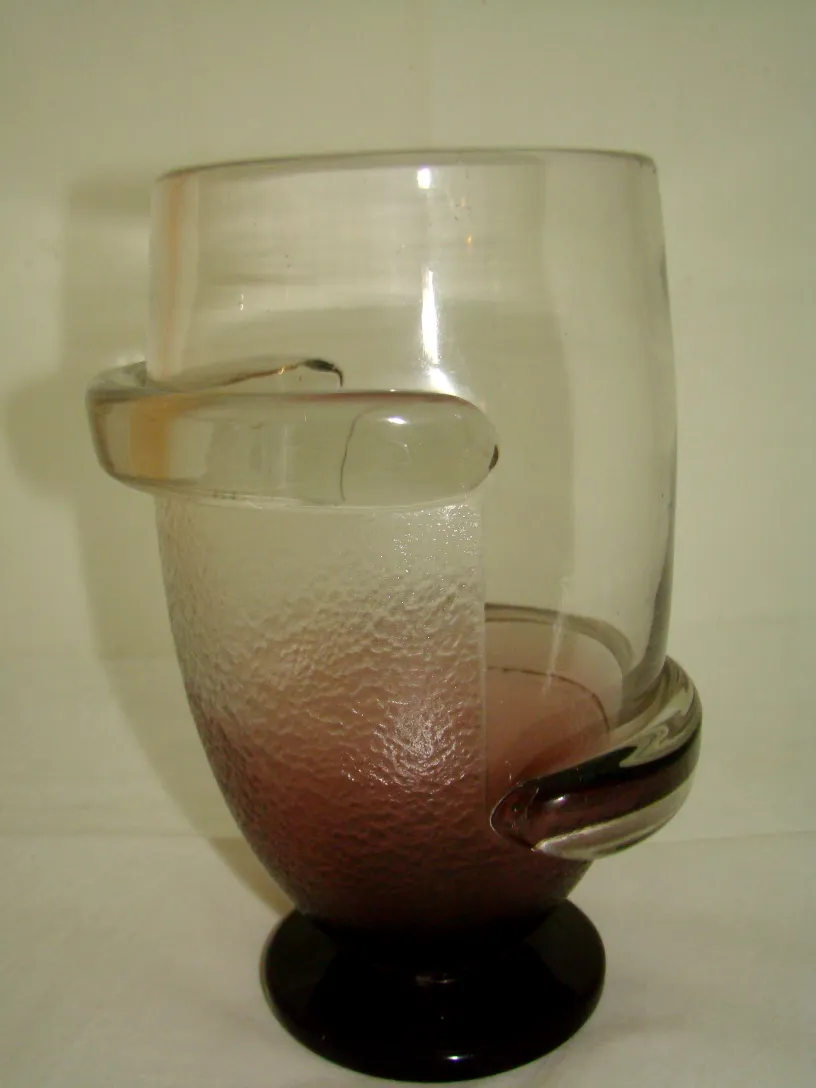 vidrio firmado con un diseño elegante, bordes difusos en tonos oscuros