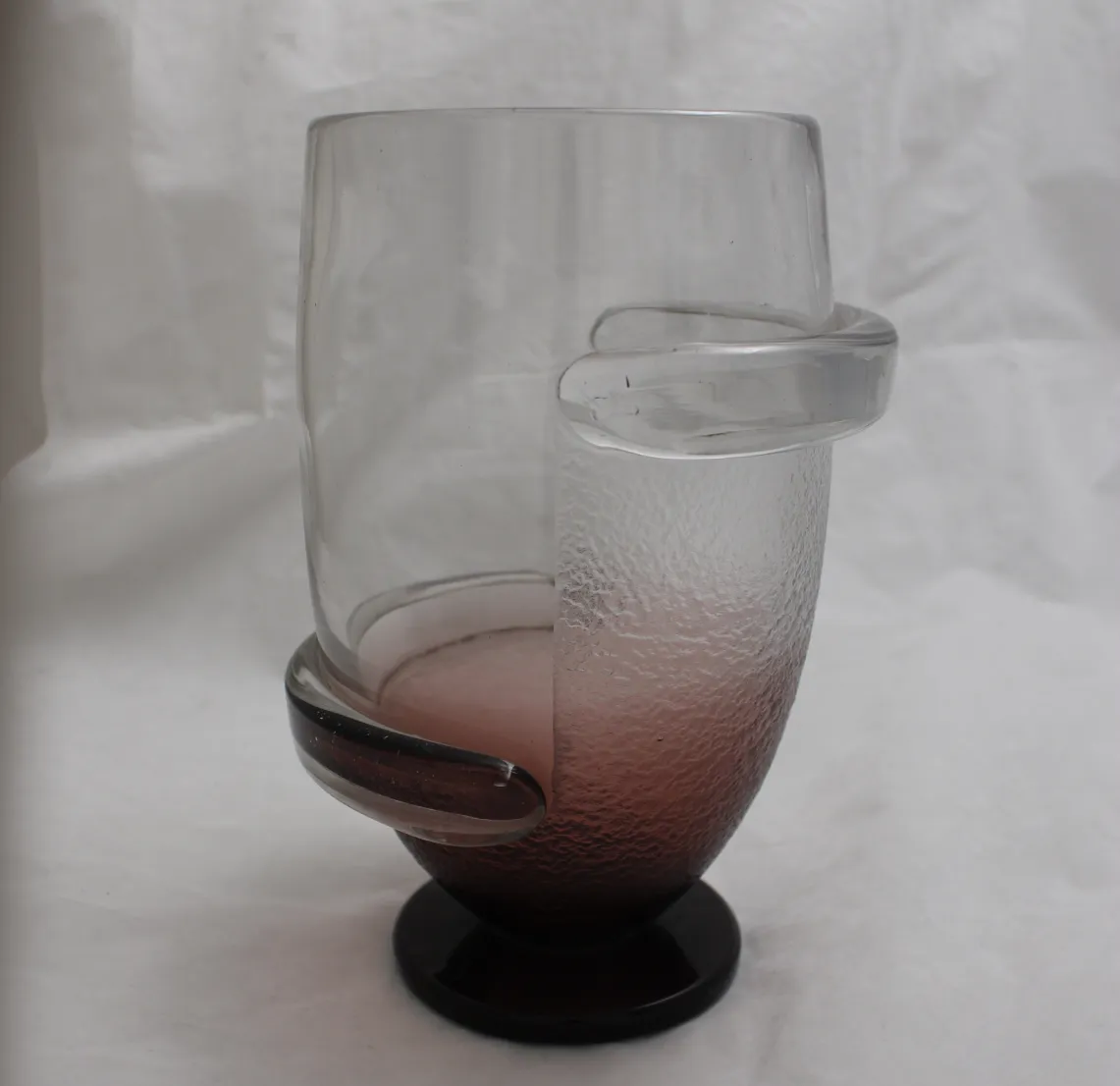 Verre signé Schneider avec design unique en tons clairs et foncés, ambiance classique