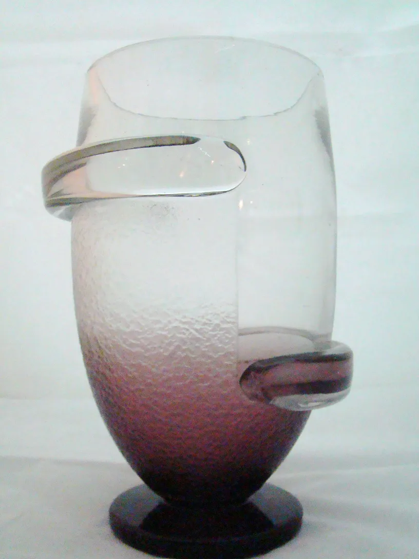 verre signé de manière élégante avec une couleur dégradée subtile, faisant partie de la décoration antique