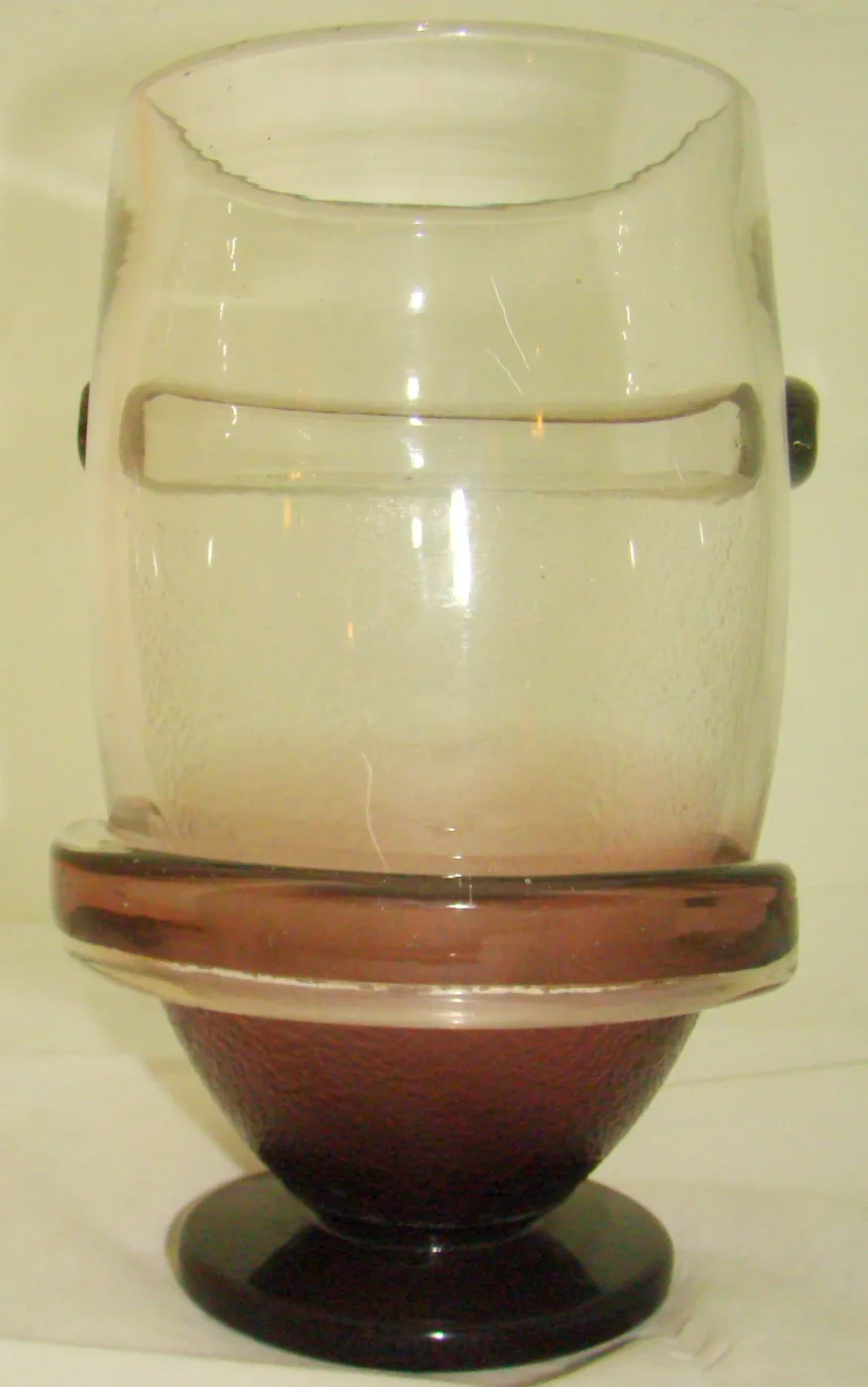 signiertes Glas von Schneider, dunkler Fuß, gebogene Form, französische Antiquität