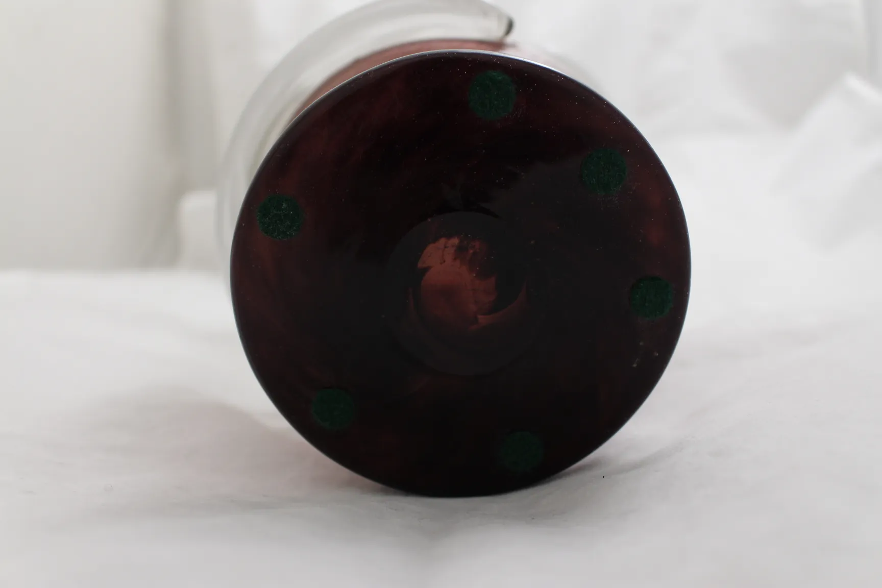 施耐德签名玻璃底部，暗色调