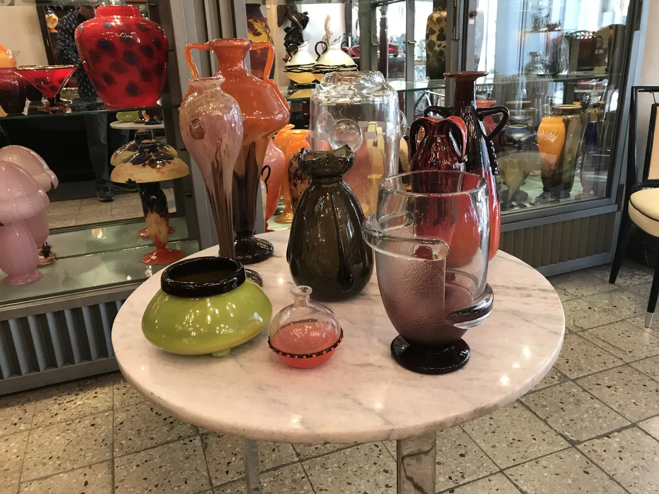 Collezione di vetro firmato antico, vari stili e colori.