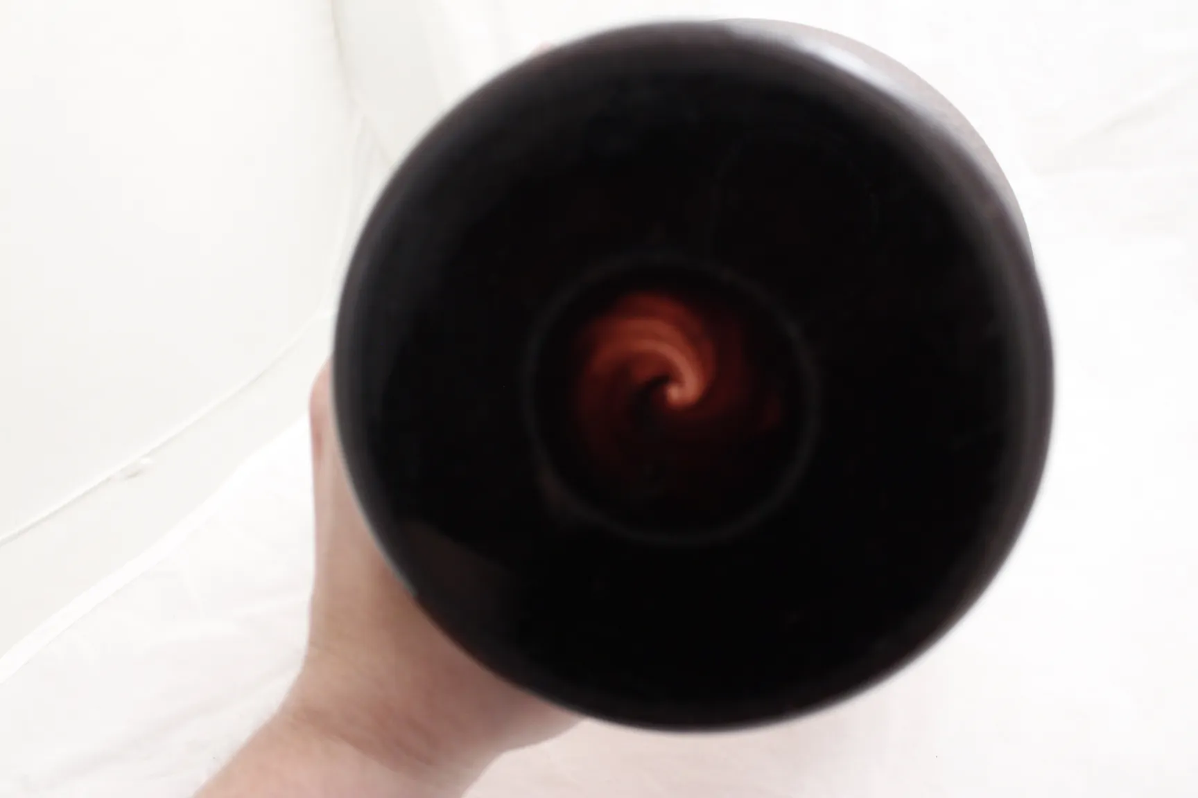 Signiertes Glas Schneider mit klassischem und charakteristischem Design auf einfachem Hintergrund