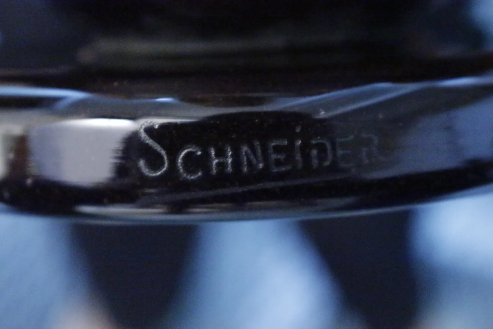 Verre antique signé par Schneider, avec inscription bien visible.