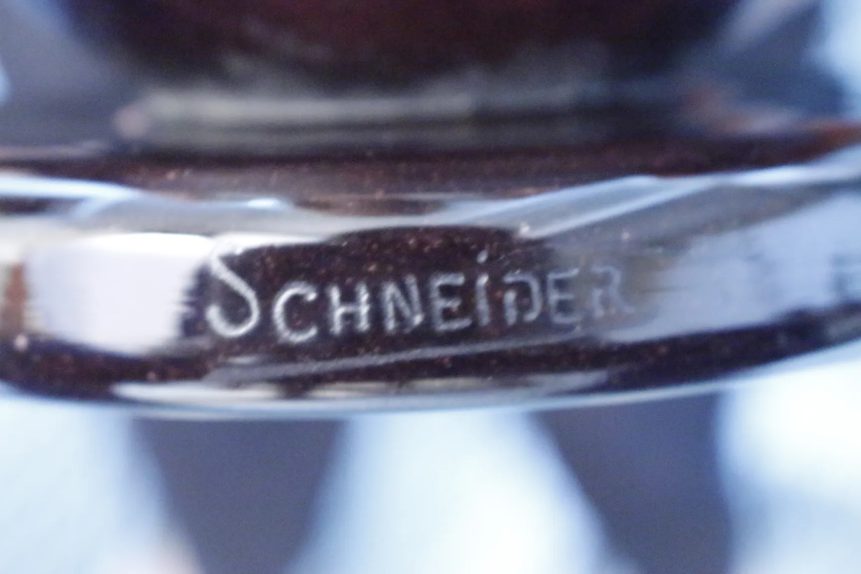 verre signé par schneider, antiquité avec détails uniques