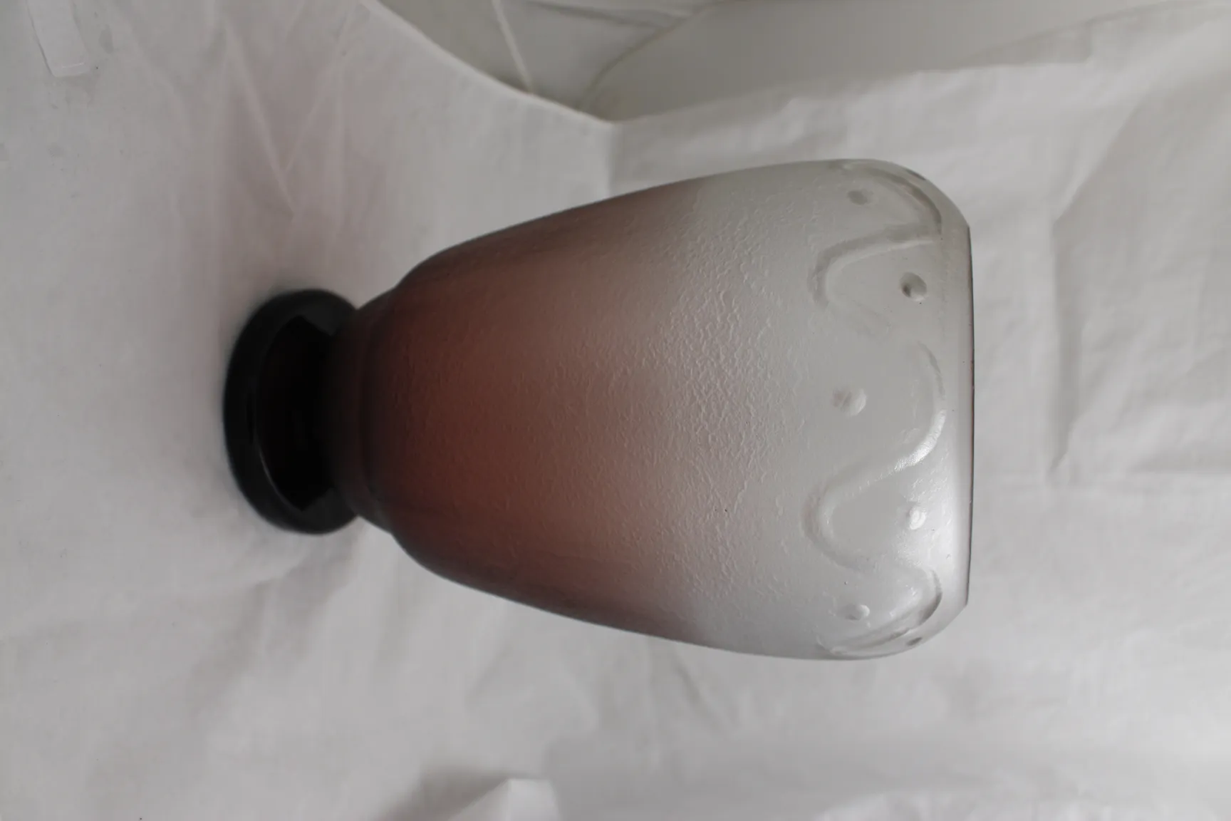 Verre signé antique Schneider sur fond clair