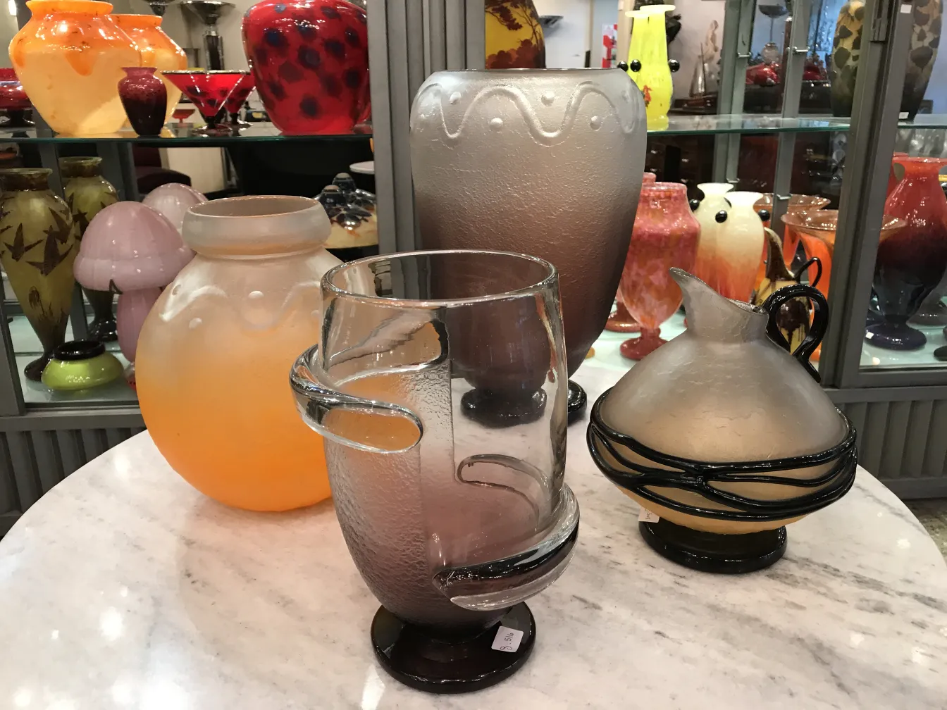 Verre signé par Schneider avec détails décoratifs et style unique