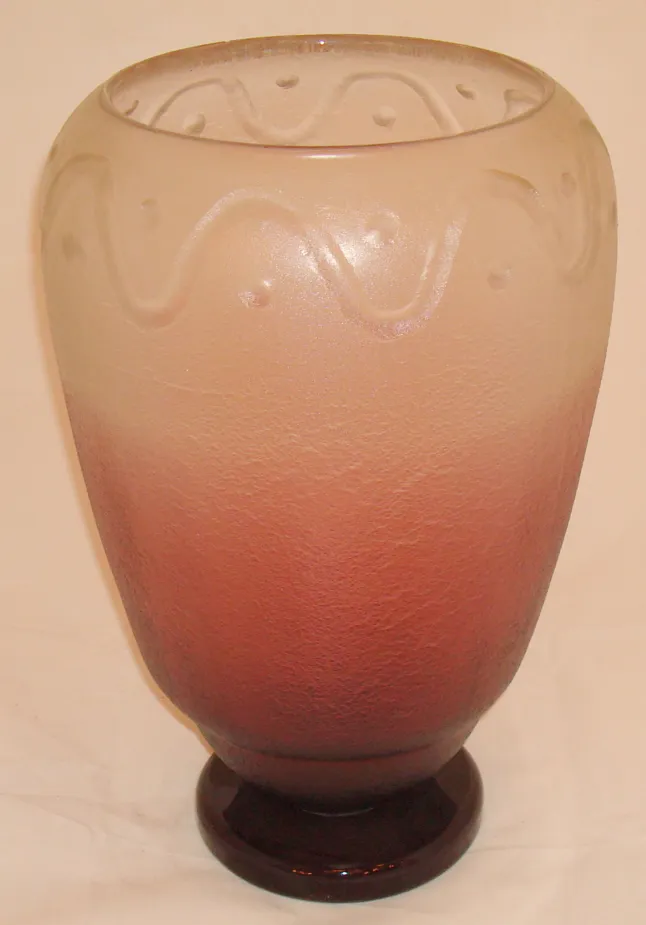 Подписанное стекло Шнайдер с декоративными градиентными цветами и тёмным основанием