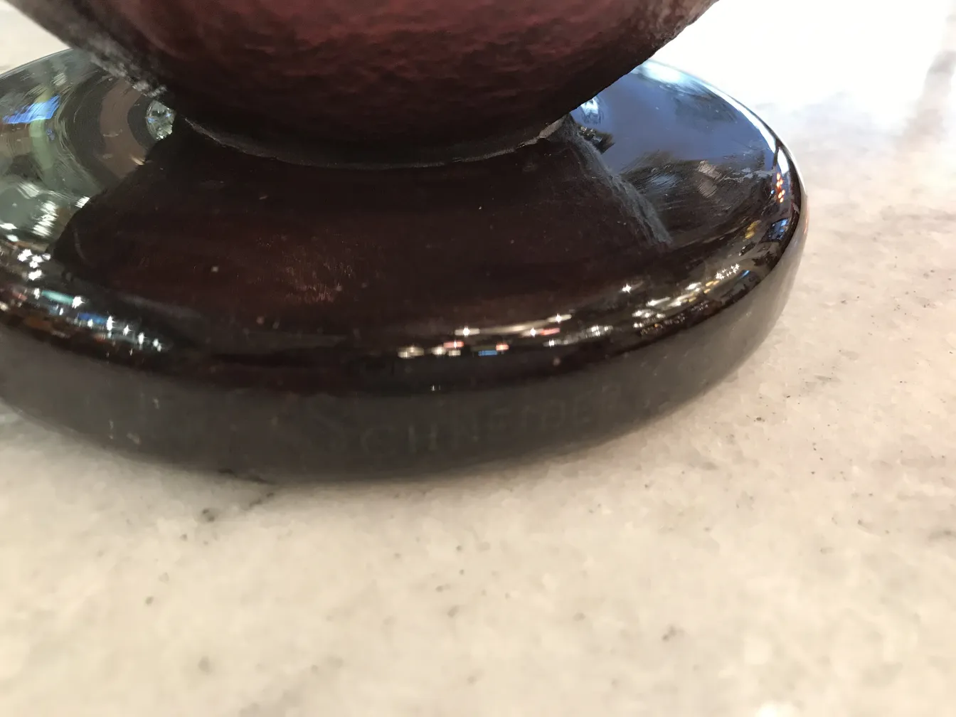 verre ancien signé de Schneider sur base sombre