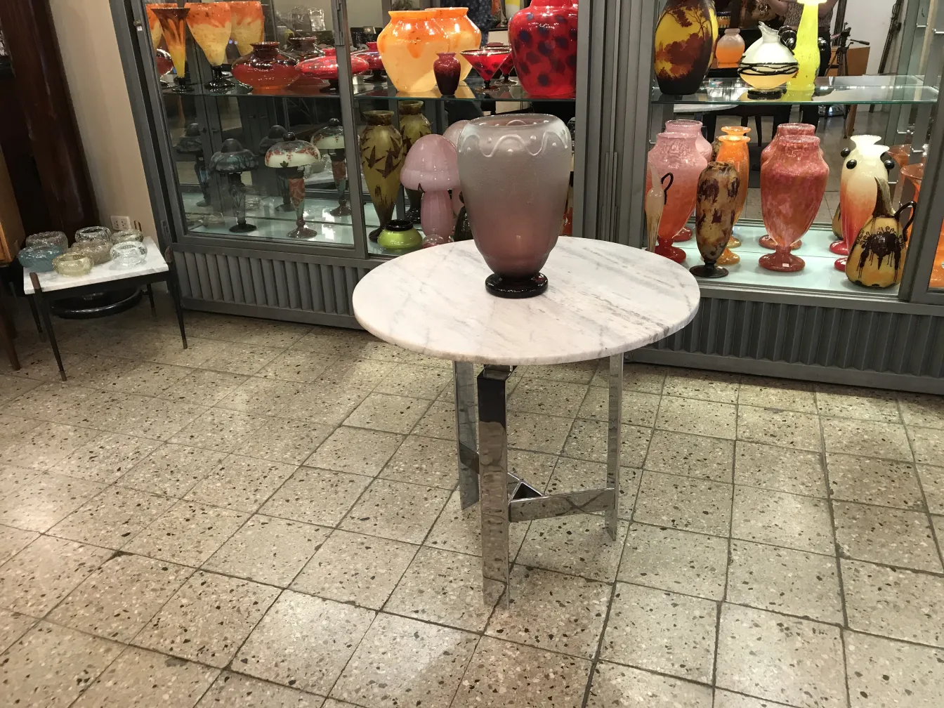 Signiertes Glas Schneider auf einem Tisch mit anderen Antiquitäten