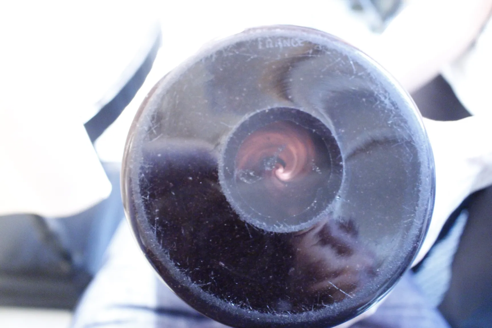 Ansicht des Bodens des antiken signierten Glases Schneider mit einzigartigen visuellen Details.