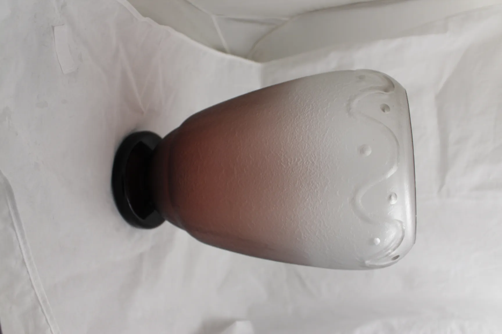 verre ancien signé avec détails uniques et base sombre