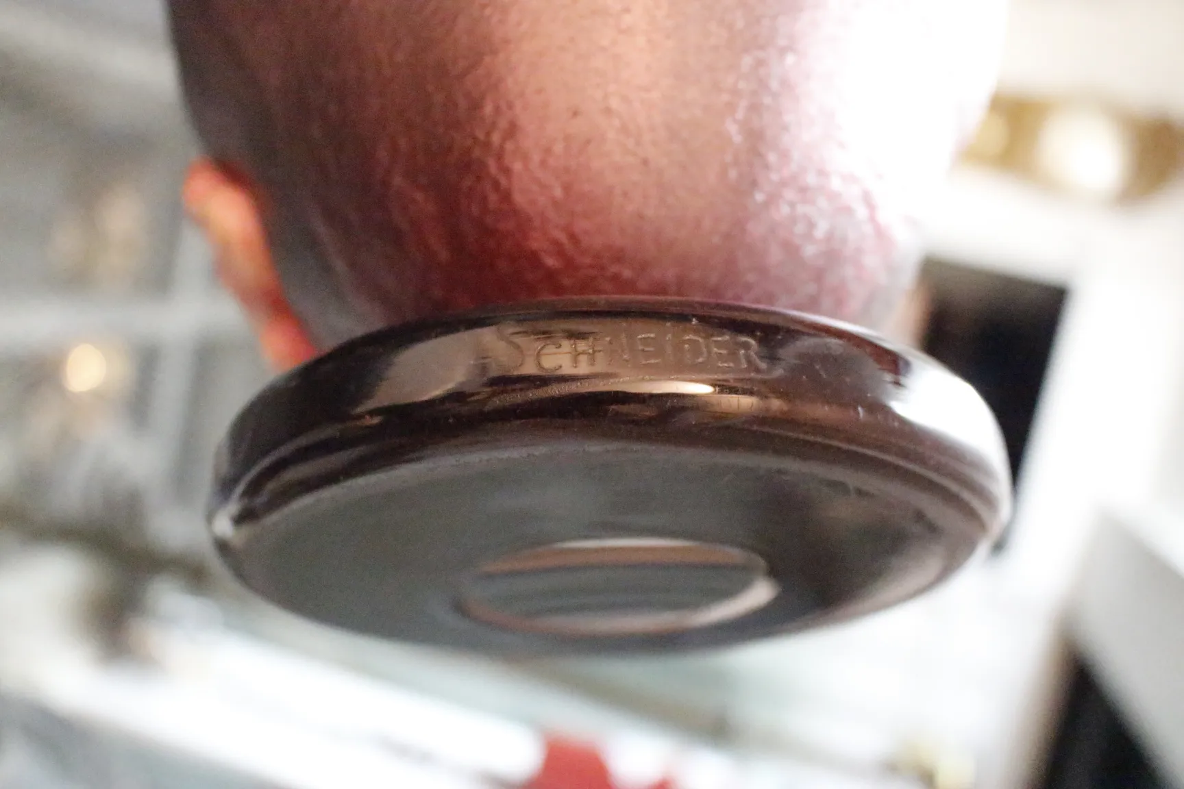 Gros plan de la base montrant la marque 'Schneider', antiquité décorative.