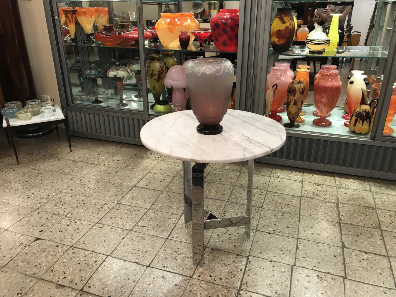 ausstellung von signiertem glas in einem antiken umfeld, mit anderen glasobjekten herum