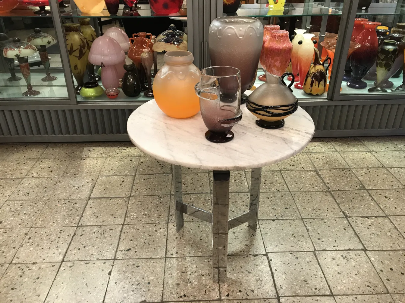 Verre signé par Schneider sur une table, antiquité française