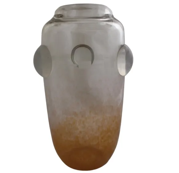 signiertes glas mit markantem design und subtilem bernsteinfarbton, antikstil