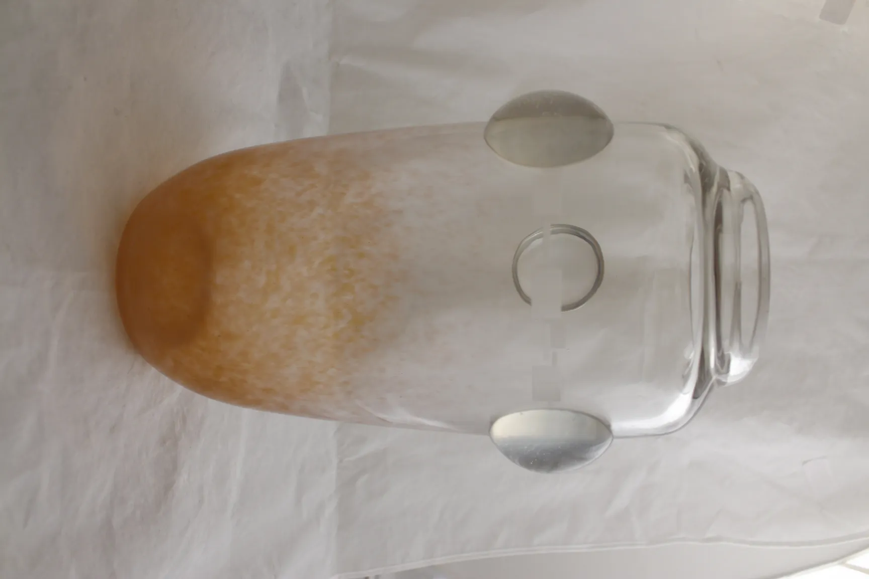 Verre signé Schneider avec des détails uniques dans un style ancien